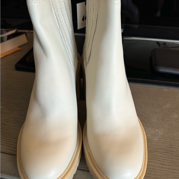 Dolce Vita Waterproof Bootie 6.5 - Picture 3 of 5